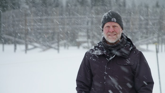 Sylvain Jutras sourit sous la neige.