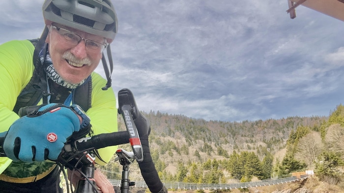 Portrait de Sylvain Leclerc sur son vélo.