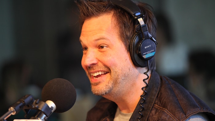 Sylvain Parent-Bédard devant un micro de radio.