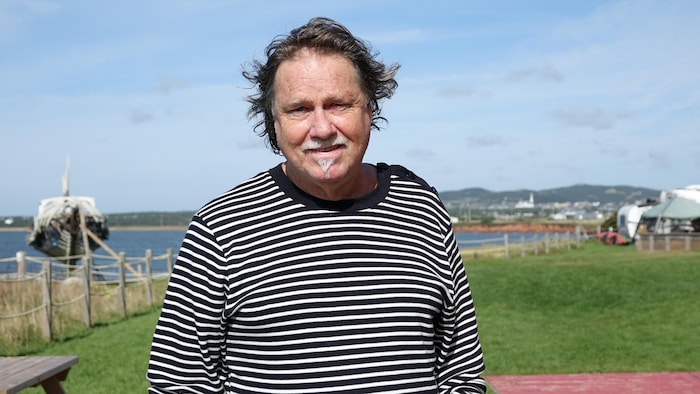 Sylvain Rivière photographié à l'extérieur au parc du Gros-Cap.