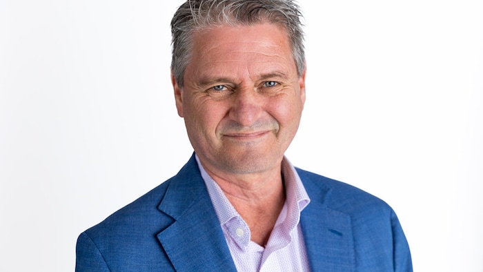 Sylvain Roy, préfet de la MRC de Kamouraska sourit à la caméra 