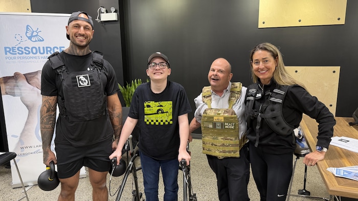 Sylvain Sebastian Santamaria, Rémi Taillon, Rémy Mailloux et Jessie Roy posent pour la photo. 
