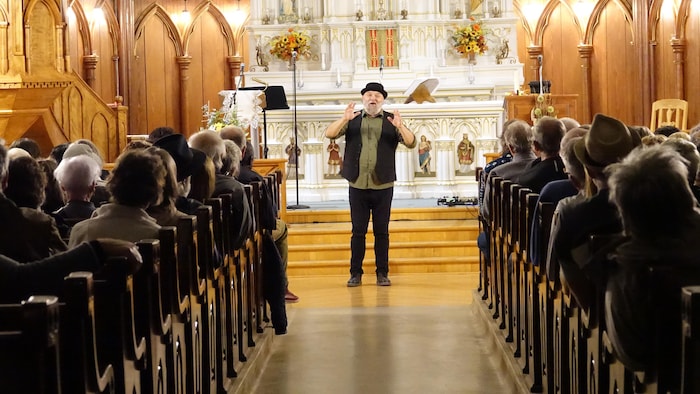 Sylvain Vigneau lors d'un conte à l'église Saint-Pierre-de-La Vernière.
