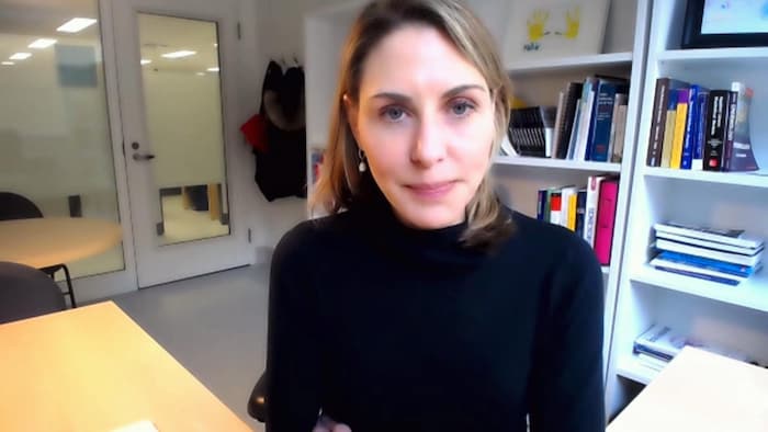 Sylvana Côté accorde une entrevue en vidéoconférence depuis un bureau.