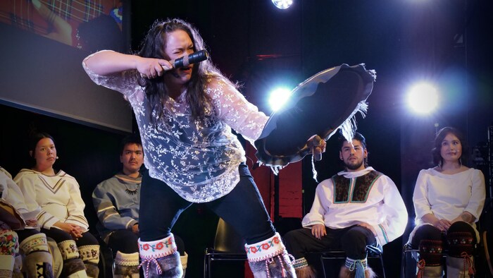 L'artiste Sylvia Cloutier lors d'un spectacle de danse du tambour.