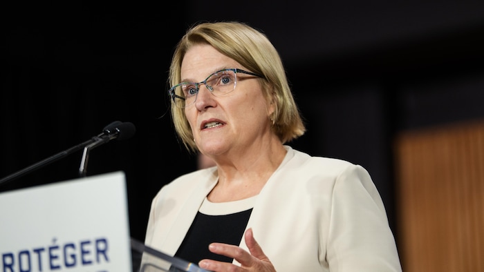 La ministre parle lors d'un point de presse.