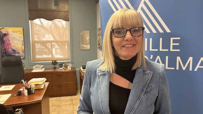 Sylvie Beaumont debout dans son bureau.