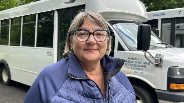 Sylvie Beauregard devant un autobus.