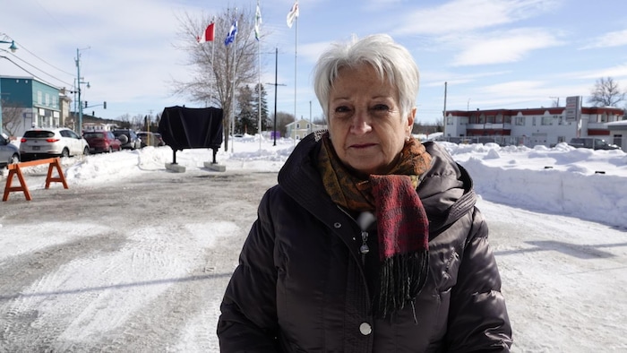 La mairesse d'Amqui, Sylvie Blanchette, se tient devant un paysage enneigé avec un air sérieux.