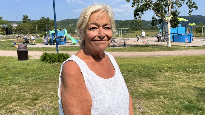Sylvie Boisclair sourit.