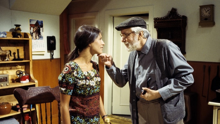 Dans la cuisine, Jean Duceppe  (Léandre Jacquemin) tient tendrement le menton de sa petite fille (Annick Jacquemin) interprétée par Sylvie Léonard. 