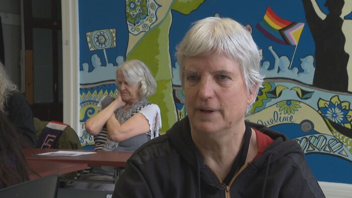 Une personne répond aux questions.
