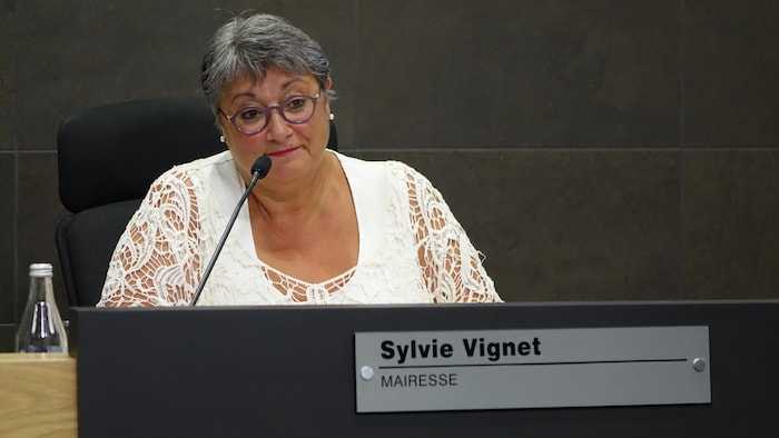 L'ex-mairesse de Rivière-du-Loup Sylvie Vignet parle devant le conseil municipal.
