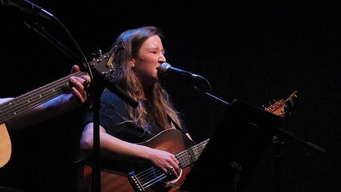 L'artiste fransaskoise Sylvie Walker lors de la soirée fransaskoise dans le cadre du Cathedral Village Arts Festival de Regina, en Saskatchewan, le 21 mai 2026.