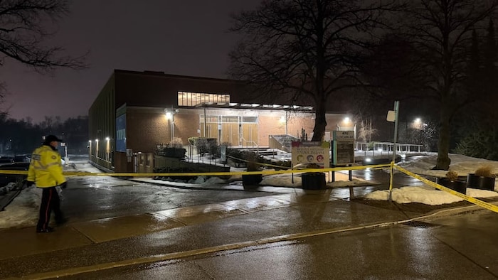 Un policier devant une synagogue.