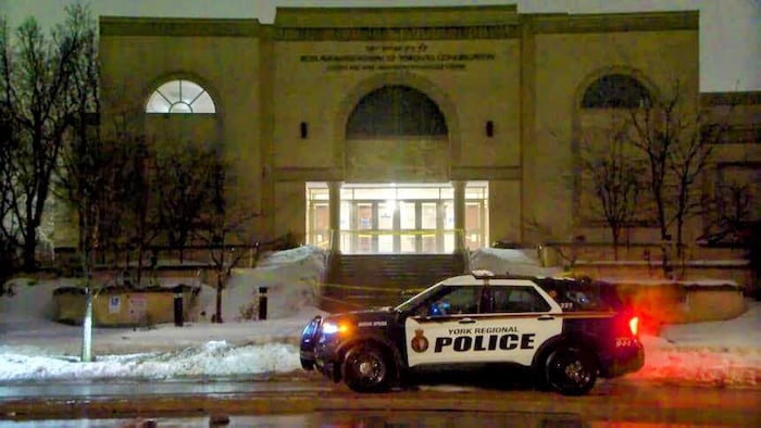 Une voiture de police devant la synagogue Beth Avraham Yoseph.