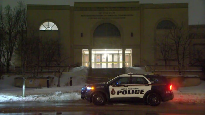 Une voiture de police est garée devant la synagogue Beth Avraham Yoseph.