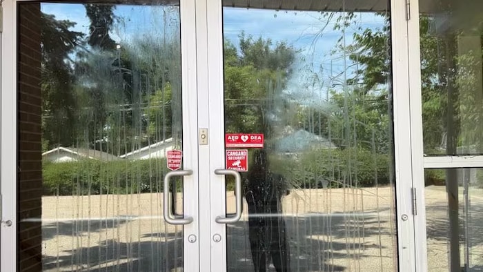 Une porte vitrée tachée avec des fenêtres. 