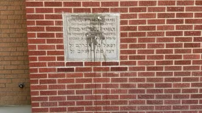 Des traces d'un œuf sur un mur de brique.
