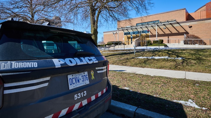 Une autopatrouille stationnée devant la synagogue Shaarei Shomayim le dimanche 8 mars 2026.