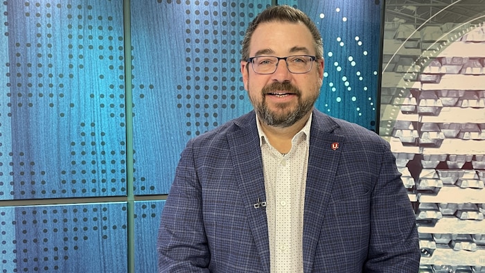Daniel Cloutier pose dans un studio de télé.
