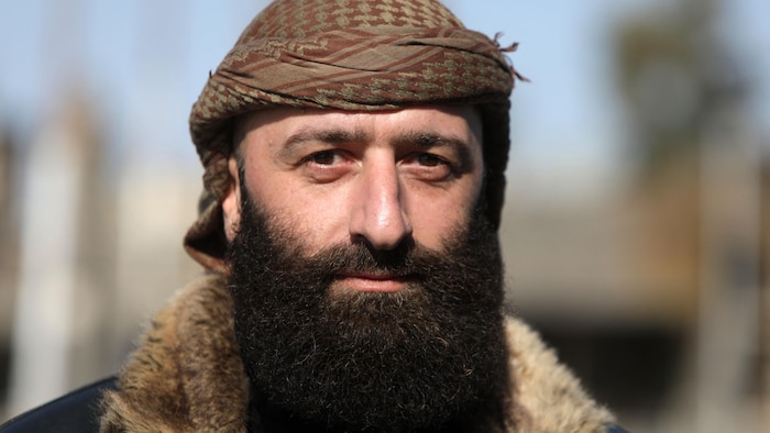 Un homme portant un turban et une barbe.