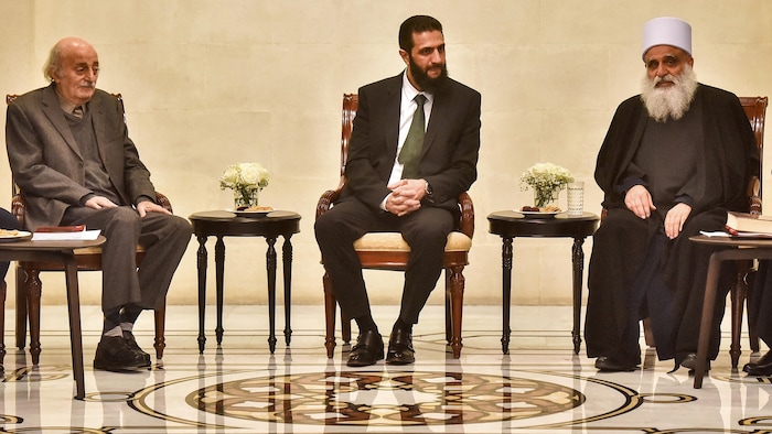 Le leader druze Walid Joumblatt (à gauche) avec le président syrien Ahmed Al Charaa et un autre leader druze en décembre 2024 à Damas.