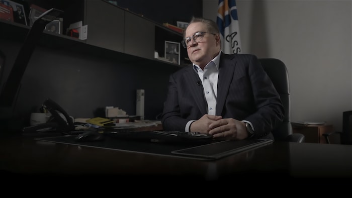 Marc Cadieux, assis à son bureau.