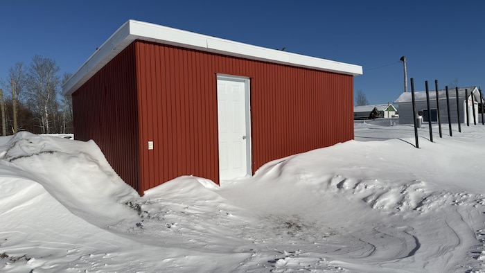 Une cabane l'hiver.