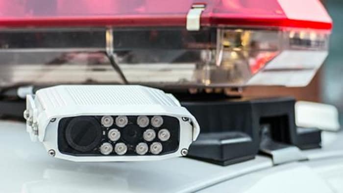 Un système de reconnaissance des plaques d’immatriculation installé sur le toit d’une voiture de police, à côté des gyrophares.