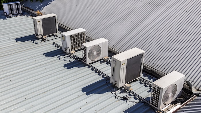Un système de ventilation mécanique sur toit.