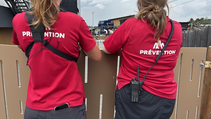 Deux personnes portent des t-shirts avec le mot « prévention » écrit dans leur dos.