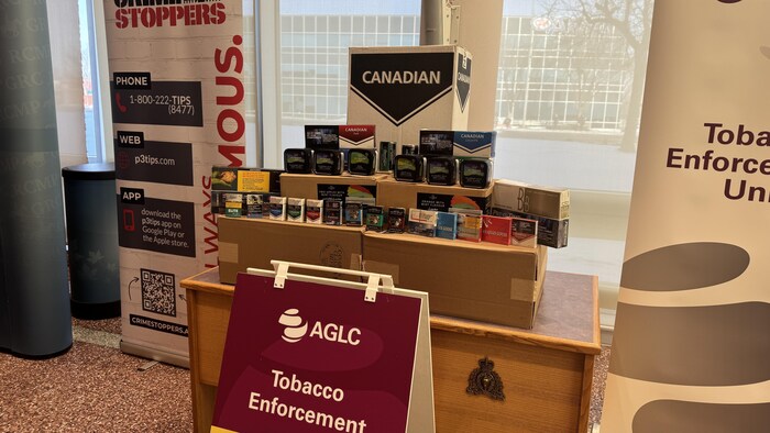 Un stand présentant des paquets de cigarettes.