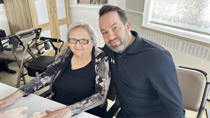 Une bénéficiaire et un employé du CHSLD de Rimouski.