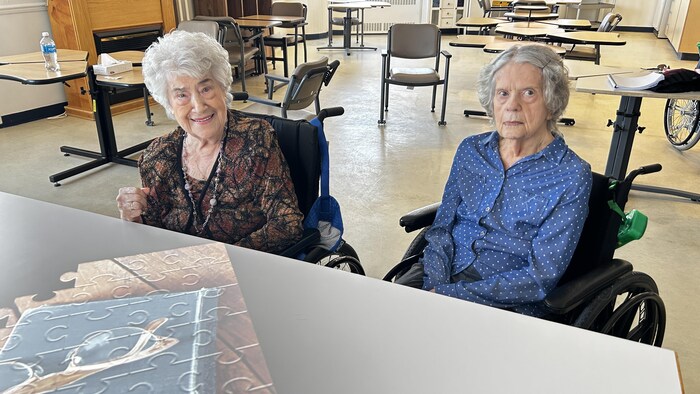Deux femmes en fauteuil roulant dans un CHSLD.