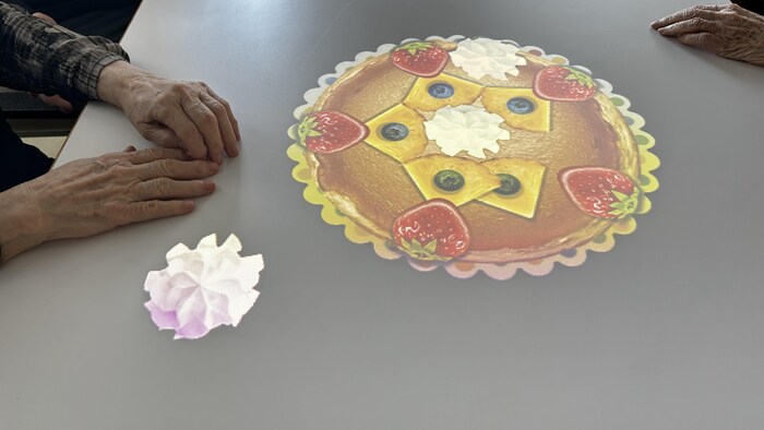 Projection d'un gâteau sur une table.