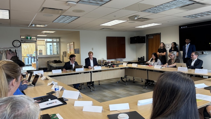 Des personnes assises autour d'une table ronde. 