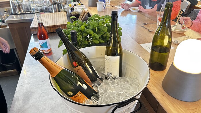 Des bouteilles de vin dans un sceau de glace.