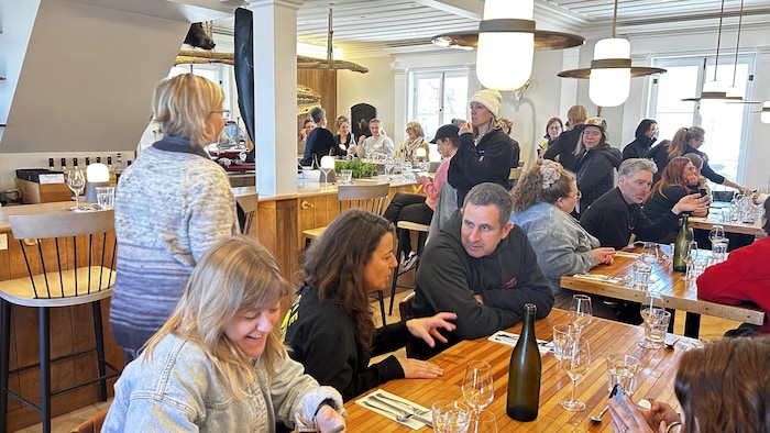 Un restaurant bondé.