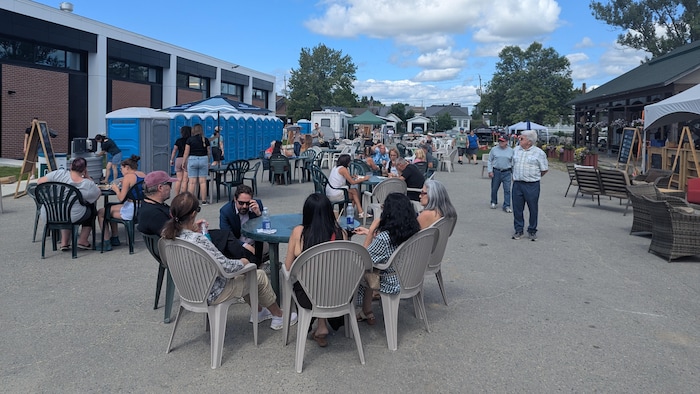 De l'espace a été fait pour bien circuler et des tables ont été installées. 