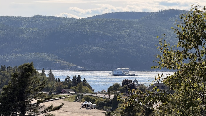 Une image de paysage panoramique montrant une vue surélevée de Tadoussac.