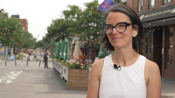 Taika Baillargeon en entrevue sur l'avenue du Mont-Royal à Montréal avec le stade olympique en arrière-plan.
