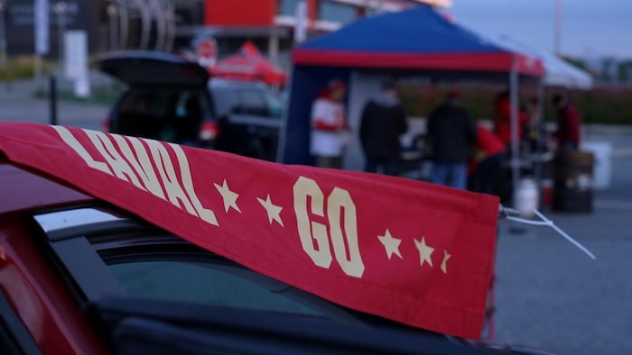 Une bannière « Laval Go » trône sur une voiture stationnée.