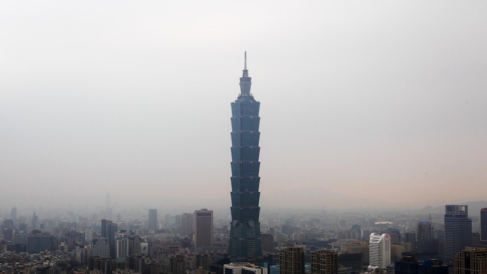 Le gratte-ciel Taipei 101 vu de loin, avec le centre-ville de Taipei.