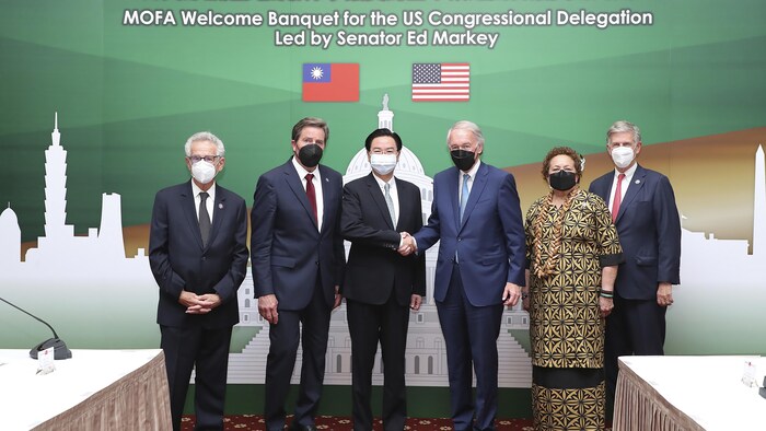 官员。