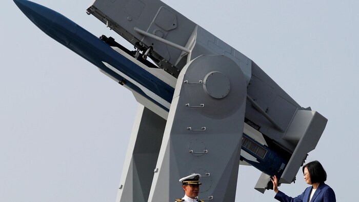 2018 年 11 月 8 日，台湾总统蔡英文登上一艘在海军基地的护卫舰。
