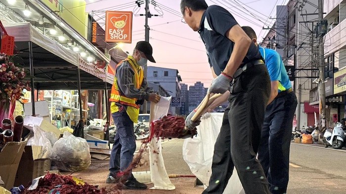 Nettoyage au marché Mazu.