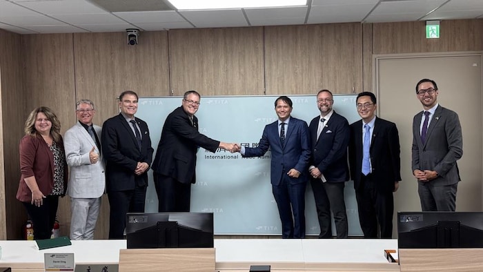 Des membres de la délégation néo-brunswickoise dans une salle de réunion avec des représentants de l'administration du commerce international de Taïwan.