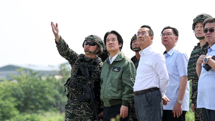 Un groupe d'hommes regardent un exercice militaire.