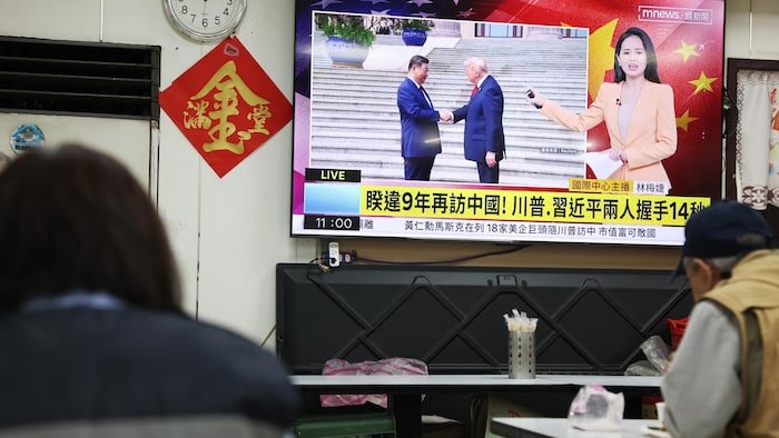 Des Taïwanais dans un restaurant à Taipei suivent la visite du président américain en Chine.
